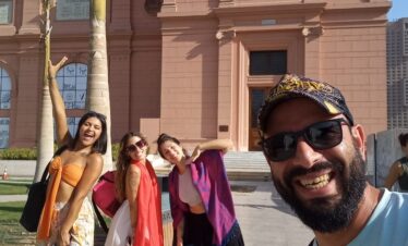 Day tour to Giza pyramids and Egyptian museum